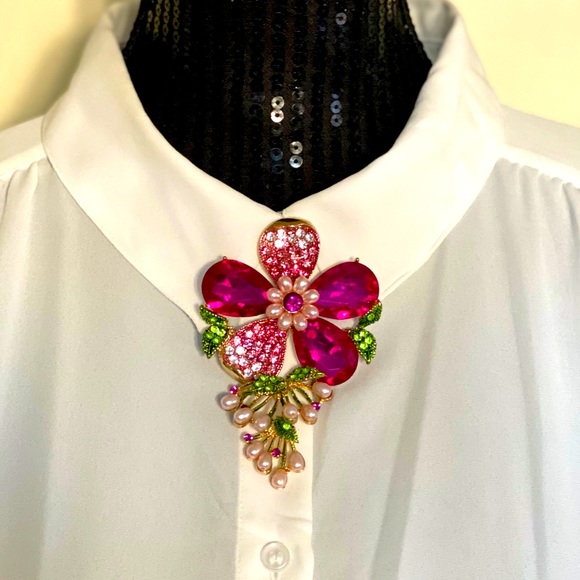 Fashionable brooch